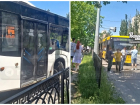 Осколками стекла травмировало пассажира после столкновения двух автобусов в Ростове на Зорге