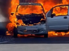 В центре Ростова-на-Дону на ходу загорелся и взорвался автомобиль
