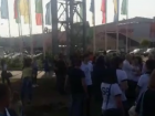 Эвакуированные из "Меги" покупатели оказались в ловушке без воды и с маленькими детьми