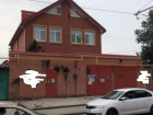В Ростове власти через суд заставят владелицу частного дома стереть свастику на заборе