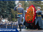 Красные гвоздики к мемориалу «Павшим воинам»: в Ростове отпраздновали День защитника Отечества