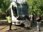 Слетевший с рельсов новенький трамвай снес столб на Западном