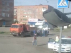 Отброшенный колесоотбойником на бензовоз водитель иномарки погиб на трассе в Ростовской области