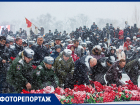 В Ростове прошла церемония возложения цветов к стеле на Театральной площади под сильным снегопадом