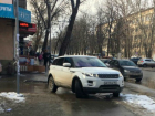 Тротуарный «парадокс» улыбчивой ростовской автоледи на джипе возмутил горожан