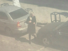 «Перепутавшая педали» блондинка ударила припаркованный автомобиль и скрылась с места ДТП в Ростове
