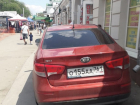 «Машины стоят на тротуаре, а гаишники бездействуют»: горожанин пожаловался на незаконную парковку в центре Ростова  