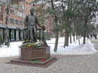 Ростовчане возложили цветы к памятнику А.П. Чехова 