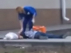 Застреленный из ружья мужчина в луже крови возле школы в Ростове попал на видео