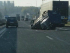 Перевернувшемуся на крышу автомобилю вырвало колеса на трассе под Ростовом на видео