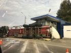 Грузовик с цистерной перевернулся около поста ДПС в Ростовской области