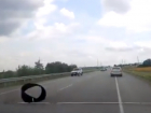 Теряющая запчасти на ходу огромная фура ужаснула ростовского автолюбителя на видео
