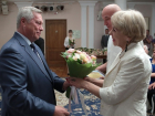 Прожившие вместе от 25 до 70 лет супружеские пары Ростова получили из рук губернатора памятные знаки