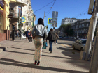 «Виляющая попой» на улице Ростова роковая брюнетка в слишком узкой юбке попала на видео