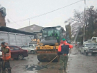 Укладка асфальта во время дождя и грязи в Ростове попала в объективы камер горожан