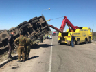 Опрокинувшийся на трассе грузовик с зерном вызвал спецоперацию в Ростовской области
