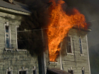 Серьезные ожоги получил мужчина во время пожара в жилой двухэтажке Ростова