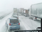 Трассу М-4 «Дон» в Ростовской области сковали многокилометровые пробки из-за снегопада