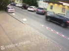 Появилось видео как черный «Лексус» в Ростове повредил несколько припаркованных машин
