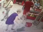 Двухлетняя малышка ударилась головой о пол, выпав из тележки супермаркета в Ростове