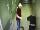 В изоляторе МВД на Дону задержанный жестко избил полицейских: видео