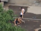 Жестокое избиение полуголого парня агрессивным прохожим попало на видео