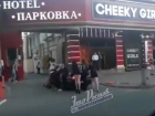 Хрупкие красотки в секс-нарядах руками сдвинули «мешавший» автомобиль в центре Ростове на видео