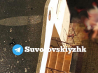 В Ростове на Суворовском мужчина изрезал жену ножом и выпал с 15 этажа