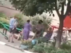 В Азове женщина избила пенсионерку и столкнула ее с лавочки