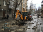 Огромный провал асфальта в центре Ростова испугал автомобилистов и оставил горожан без воды