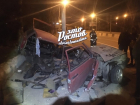 В Ростове легковой автомобиль разорвало на части после удара в столб