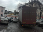 Беспредельно наглый водитель фуры поставил в неудобную позу ростовских автовладельцев 
