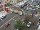 Перекрытая дорога в центре Ростова обрастает слухами
