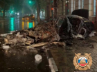 В Ростове ночью загорелся Mercedes после столкновения с опорой ЛЭП