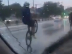 Развеселые трюкачи-велосипедисты на проспекте Стачки в Ростове попали на видео