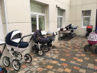 Желающая поиграть в "дочки-матери" 40-летняя жительница Ростова нагло увезла припаркованную детскую коляску 