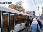 В Ростове женщина упала в автобусе и получила травмы 