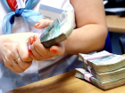 37-летняя работница крупного банка в Ростовской области почти 3 года "обчищала" личные счета своих клиентов 