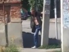Спасающий от «обрушения» дом и столб ростовский титан в «рубашке на распашку» попал на видео