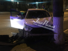 Уснувший за рулем таксист разворотил чужую машину о дерево в Ростове