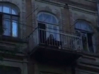 Дискотеку с  балкона жилого дома устроил для прохожих уличный диджей в центре Ростова