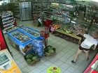 Житель Таганрога кружился в танце по магазину, пока его не выгнала продавец