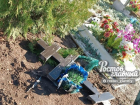 Вандалы разгромили памятники на кладбище в Ростовской области 