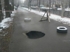 В Ростове асфальт совсем "не приживается" на дорогах, сверкая все новыми дырами
