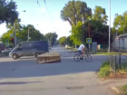 Прокативший на велосипеде холодильник мужчина рассмешил автомобилистов под Ростовом на видео