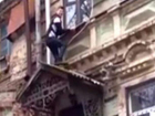 Молодой человек испуганно пытался влезть в окно второго этажа в центре Ростова и попал на видео