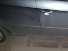 «Жажда металла»: ливневые решетки «ювелирно» сдернули из-под припаркованной легковушки в Ростове