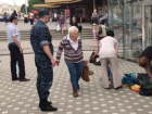 Роняя петрушку побежали бабушки от строгого полицейского в центре Ростова