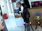 Несуразное похищение мужчиной шампуней в салоне красоты Ростова попало на видео