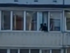 Юная ростовчанка каждый день играет со смертью на балконе многоэтажки